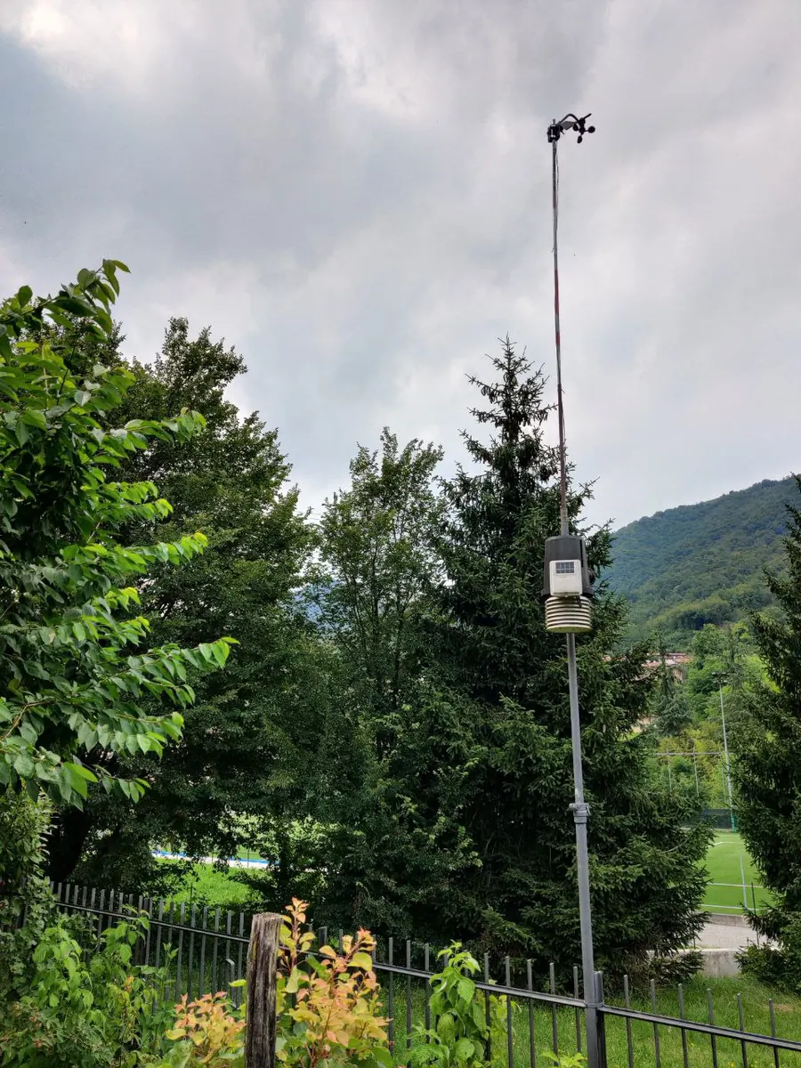 Soluzione scorretta adottata: anemometro prolungato oltre l'altezza della cima delle piante